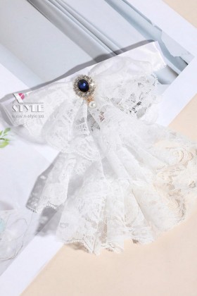 Белое кружевное жабо с брошью X2018