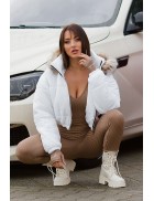 Утепленная белая куртка с капюшоном и мехом E2037