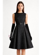 Жаккардовое вечернее платье с цветочным узором и поясом