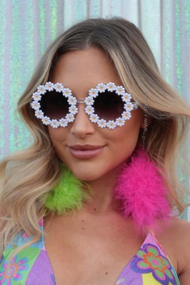 Солнцезащитные очки в фестивальном стиле