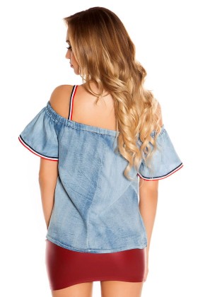 Блузка из светло-голубого денима с брошью