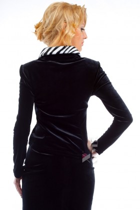 Бархатный черный пиджак с мехом на воротнике