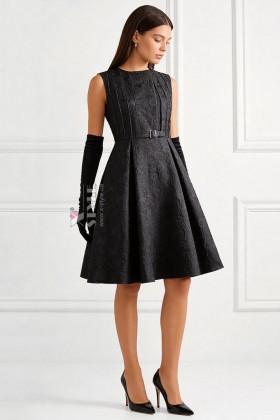 Жаккардовое вечернее платье с цветочным узором и поясом