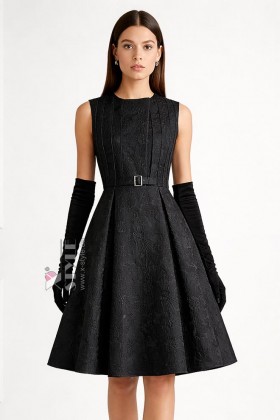 Жаккардовое вечернее платье с цветочным узором и поясом