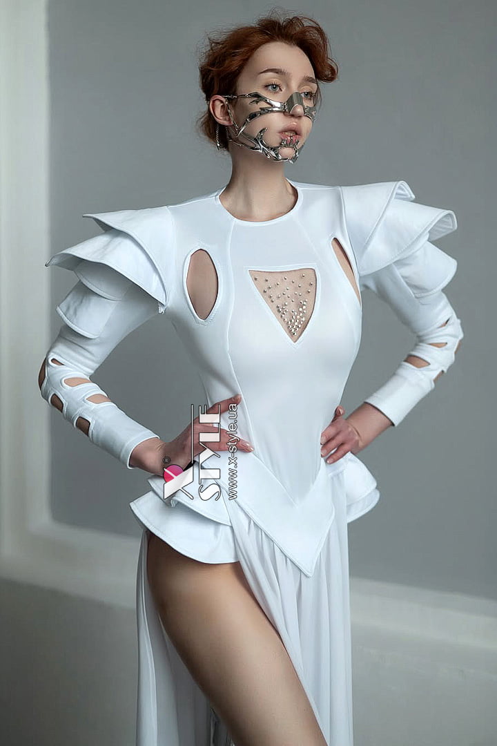 Футуристичное белое боди с объемными деталями, 11