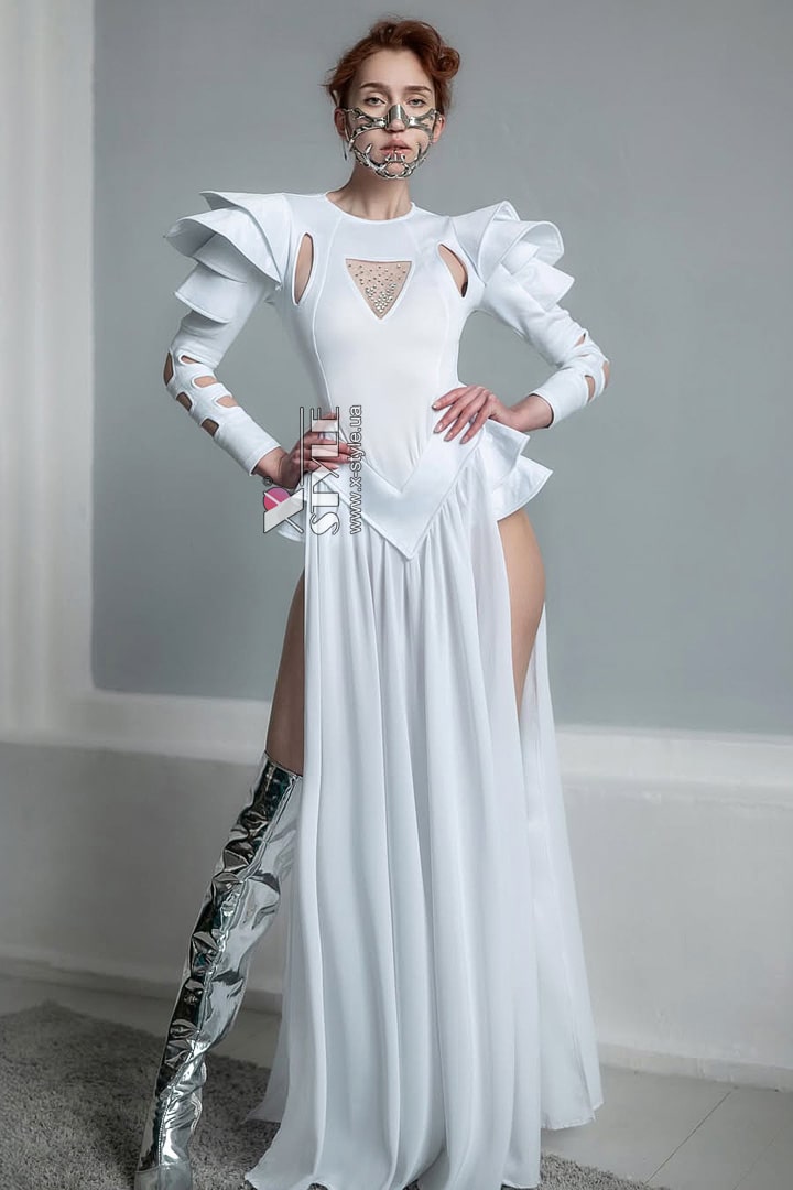 Футуристичное белое боди с объемными деталями, 13