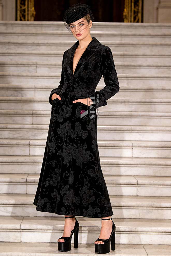 Довга чорна сукня-пальто з квітковим візерунком